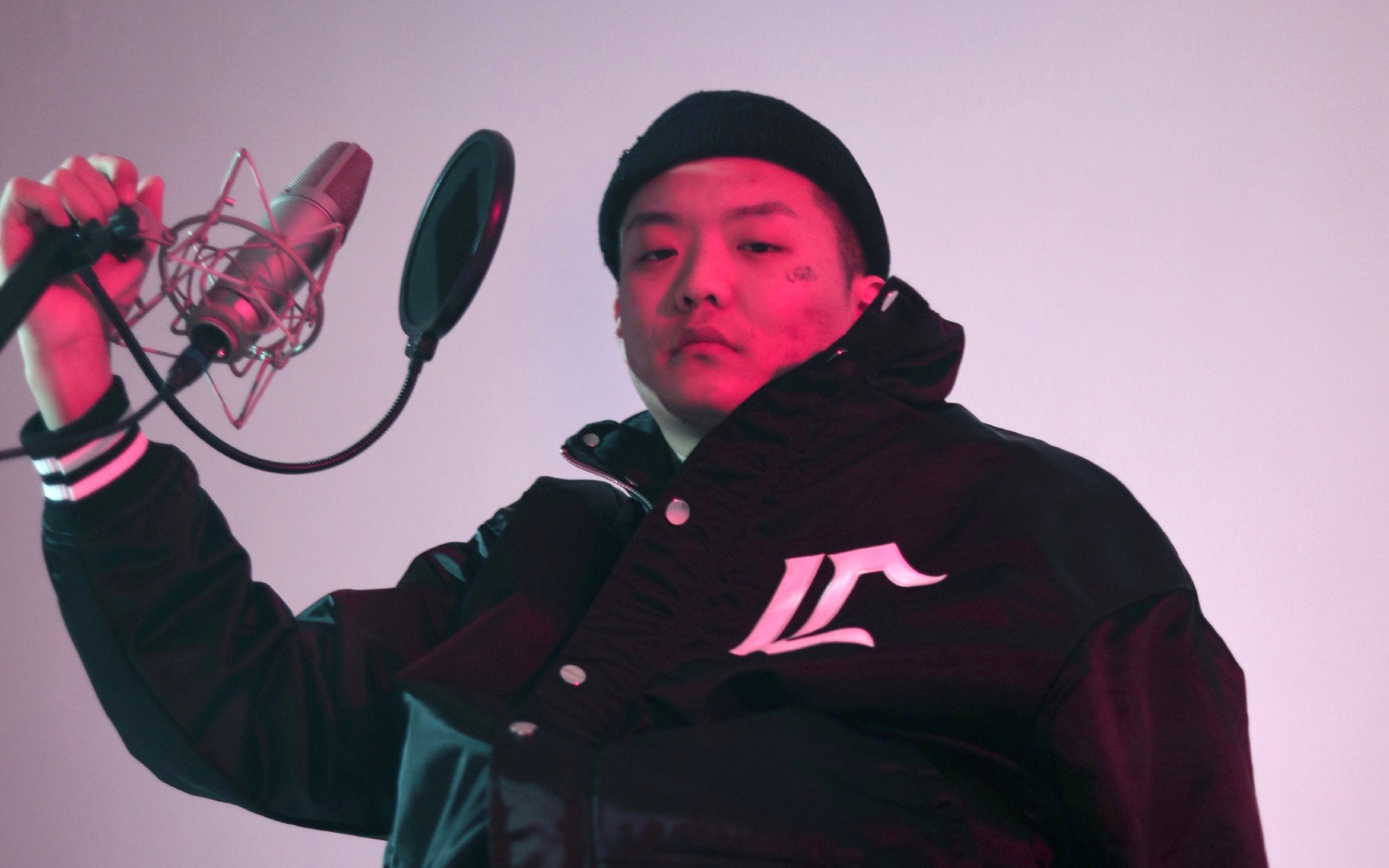 在舞台上大放异彩的ugly z