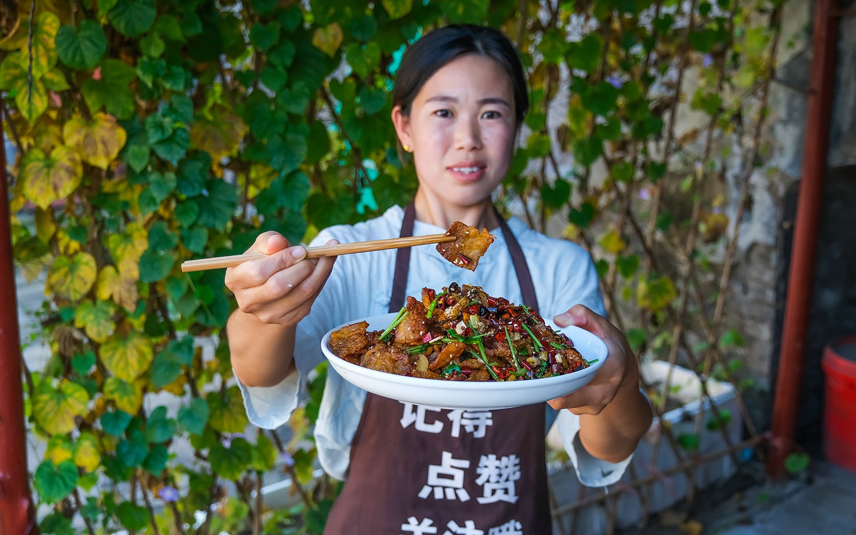 小勇做锅巴肉,肉片爆炒香辣酥脆还入味,拿生菜包着吃太香了哔哩哔哩bilibili