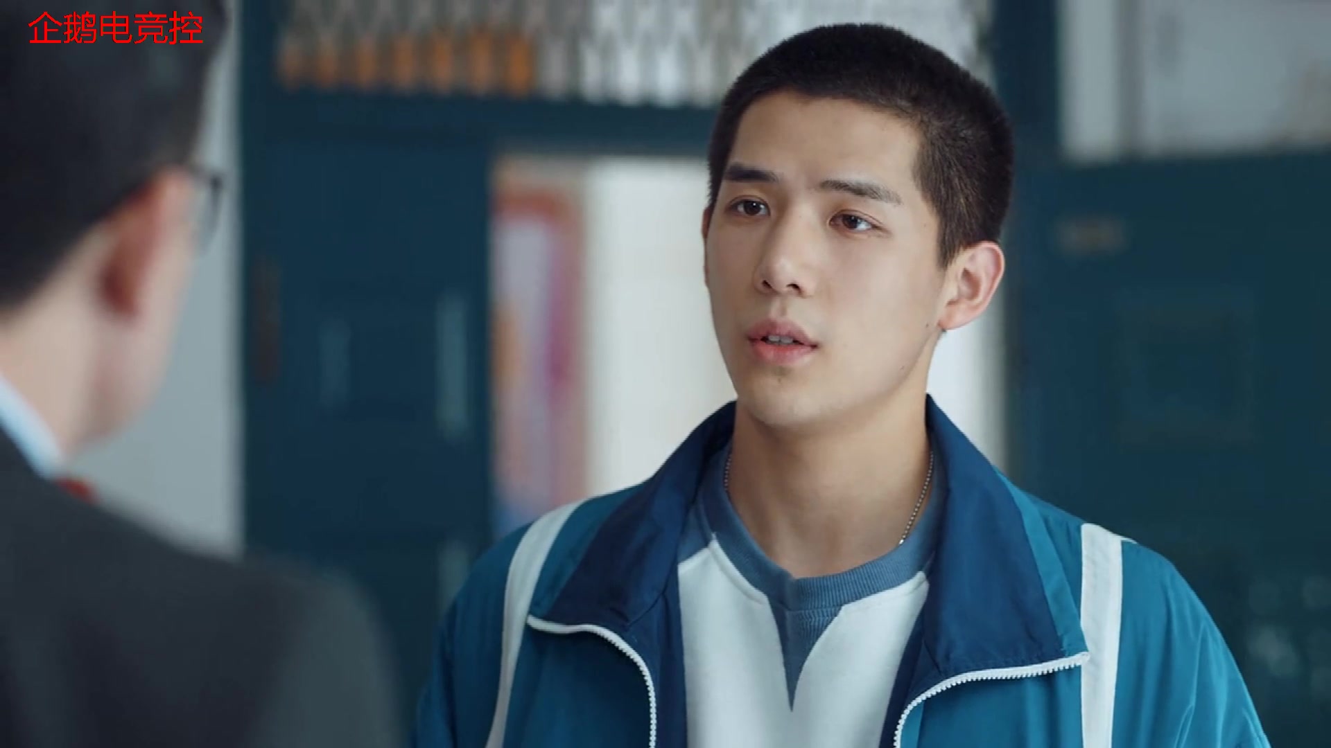 混混拿校服来闹事诬赖蒋正寒主任不听其解释陈亦川更是火上浇油