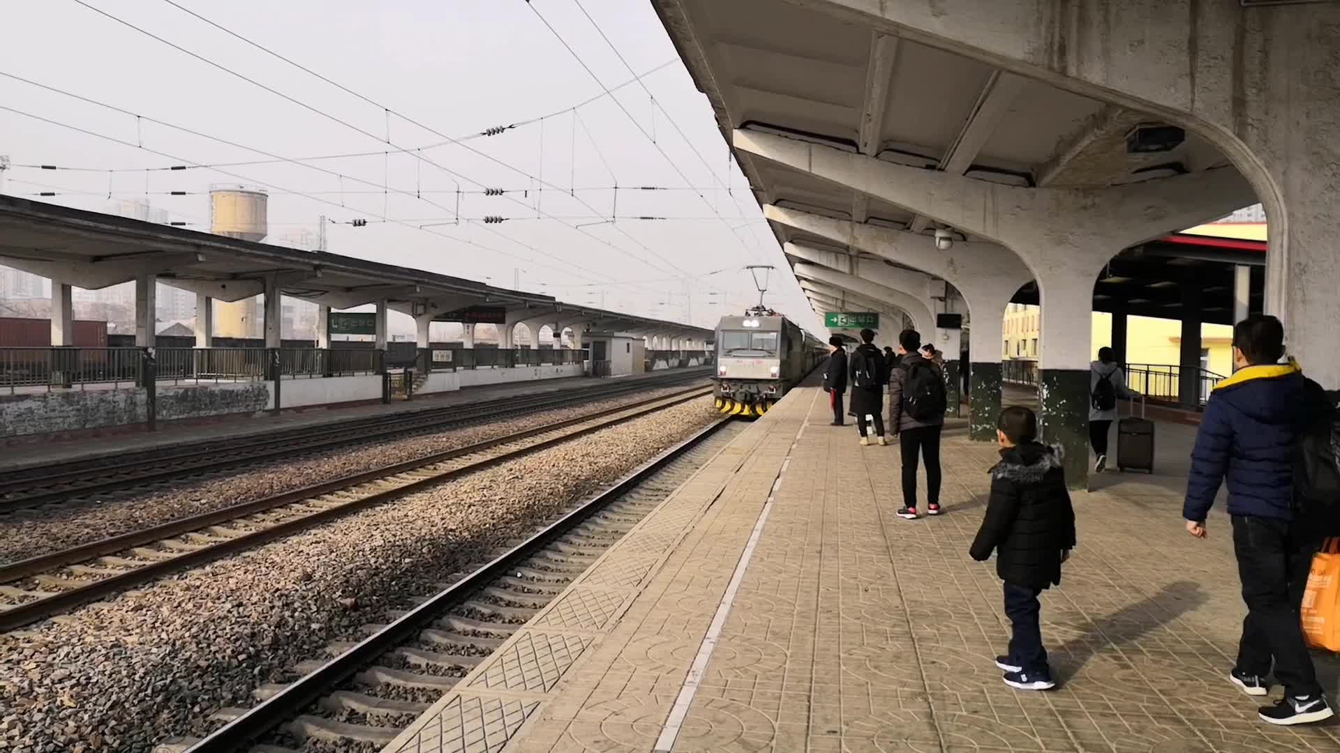 【古怪的撞轨声】邢台站k5203次(天津～潞城)1站台停车办客_哔哩哔哩