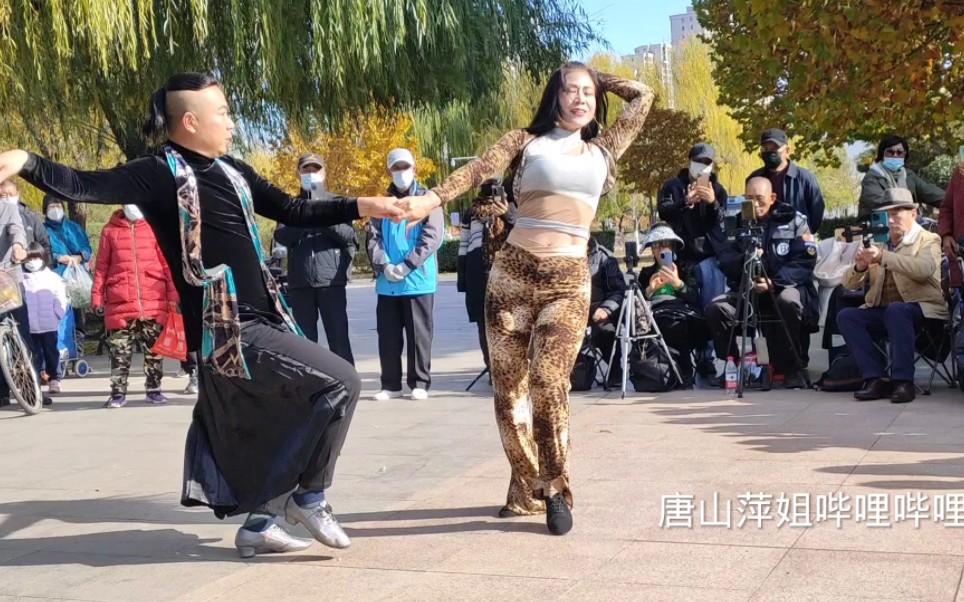 [图]妖娆妩媚的大美妞儿和小辫子阿连，登场表演精彩吉舞，引来众多粉丝围观！现场火爆！