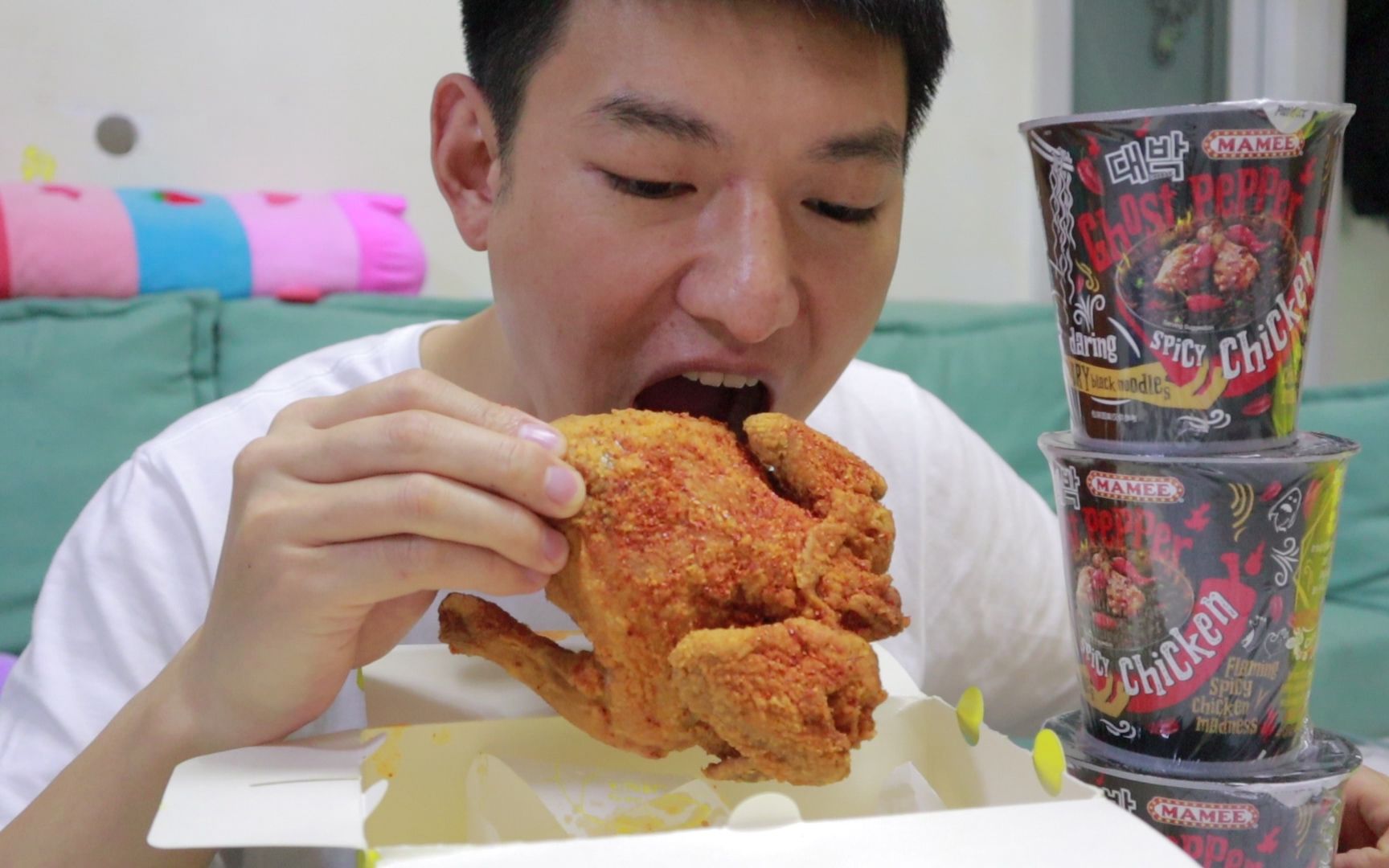 外卖一整只炸鸡,搭配两桶鬼椒面,又辣又香又解馋,美滋滋_哔哩哔哩