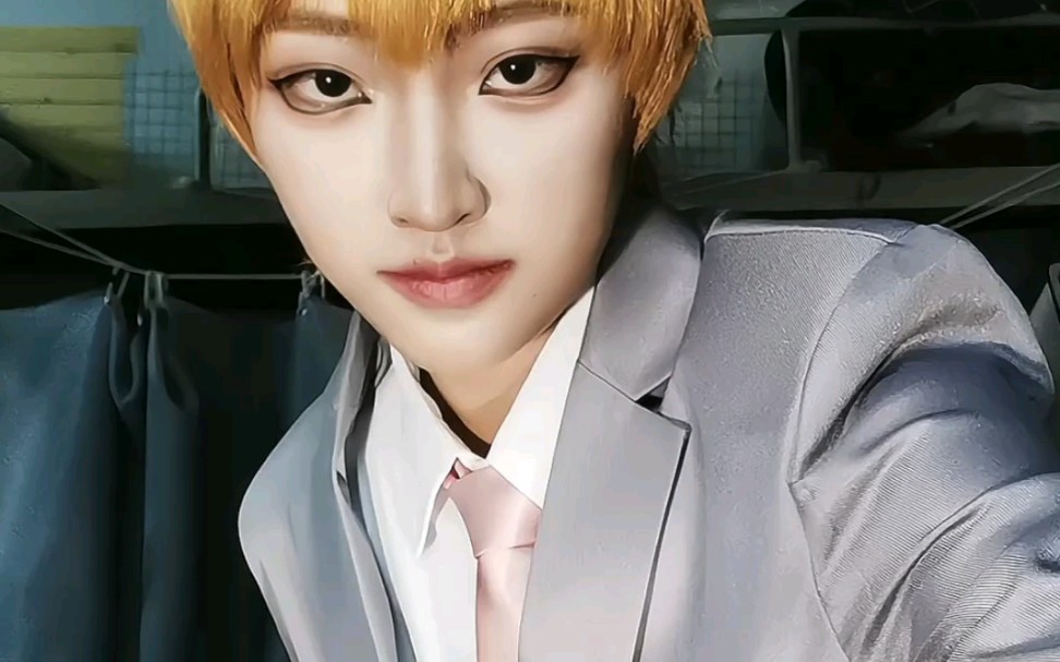 【灵能百分百 灵幻新隆cos】点击观看西秀热舞