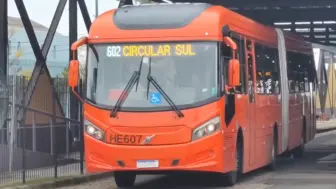 Descargar video: [转载]铰接巴士Caio Millennium BRT II Articulado Volvo B340M运行于巴西柏拉拿州库里提巴