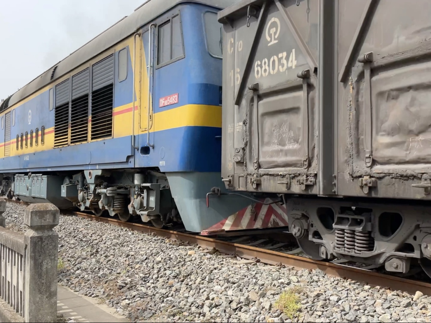 成局成段(原呼局集段)df8b 5483牵引40节集装箱经广岳线去