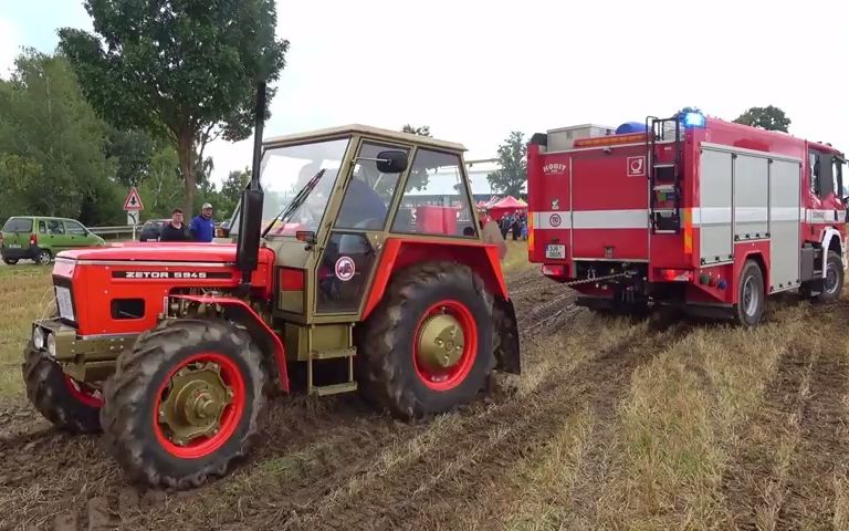 拖拉机救出陷入困境的消防车