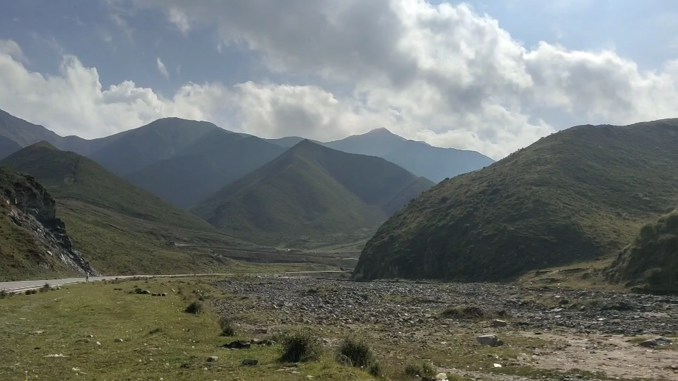 青海:拉脊山海拔3520米的大石柱,草原风光