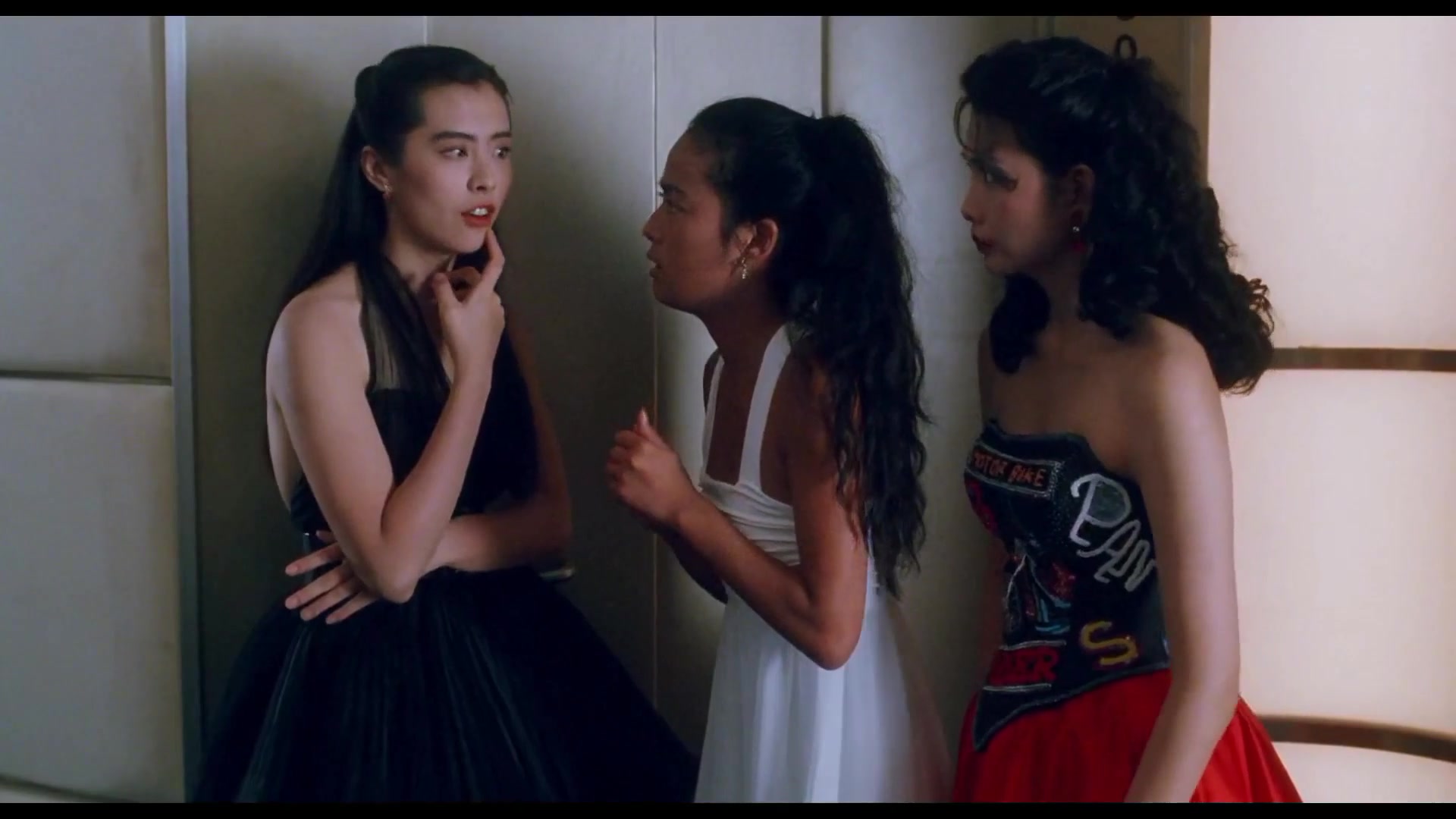 美女投降没想到持枪分子是同性恋