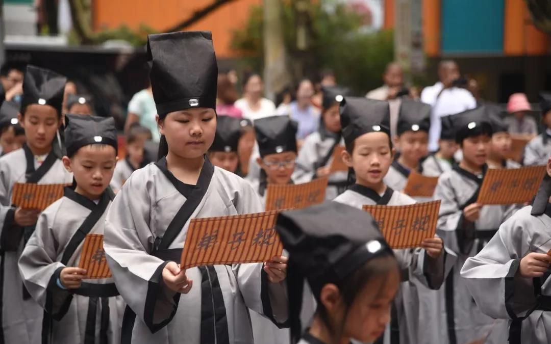 孩子被逼放弃义务教育去读国学班,当父母果然不用考试哔哩哔哩bilibili