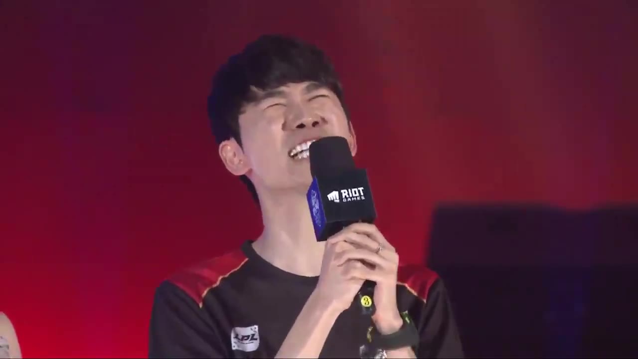 硬币哥真是太爱lpl了韩国现场doinb大喊lpl加油jdg加油