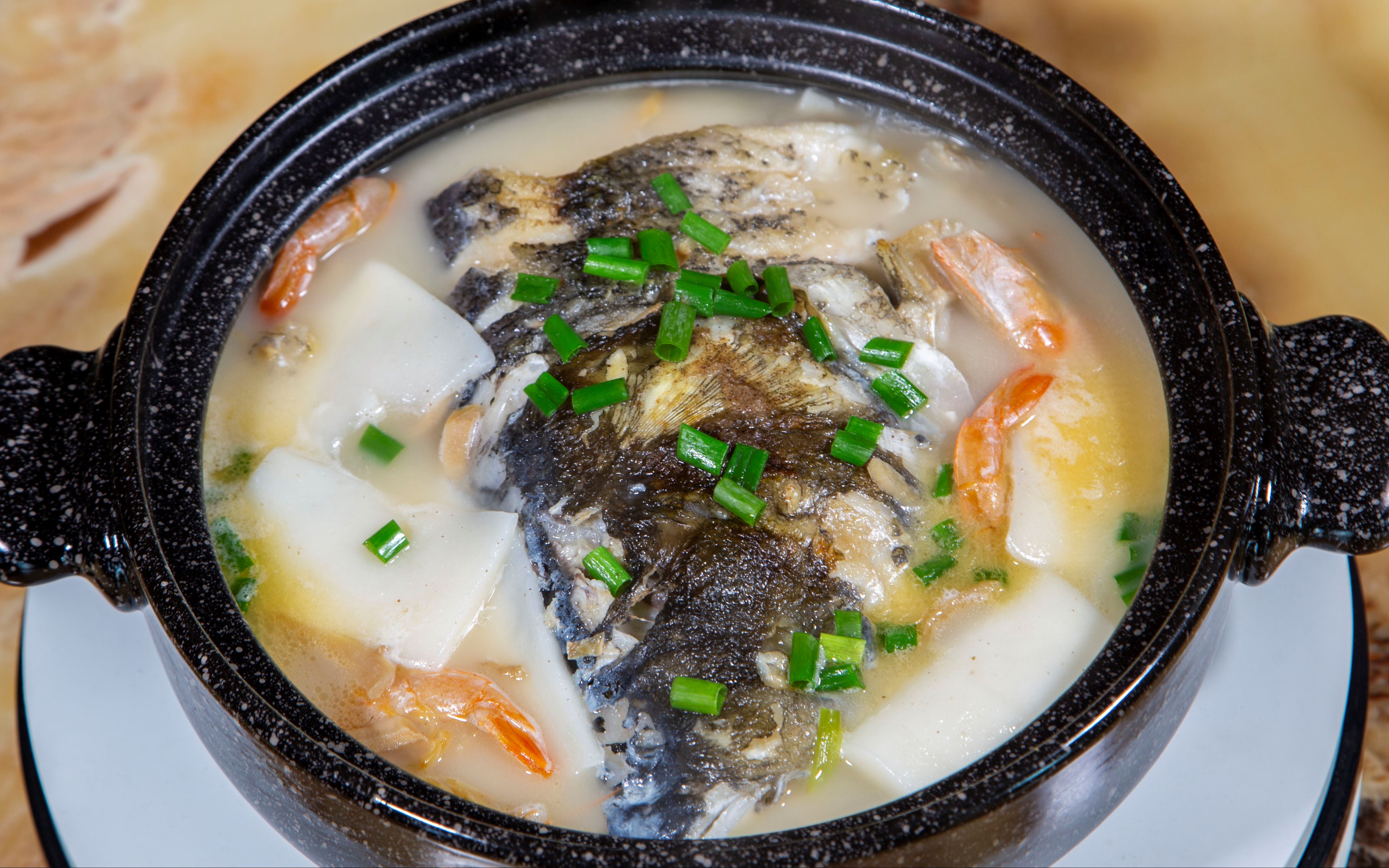 胖头鱼烧汤做法,土烧鱼头煲味道醇厚汤色乳白,家常菜简单又美味