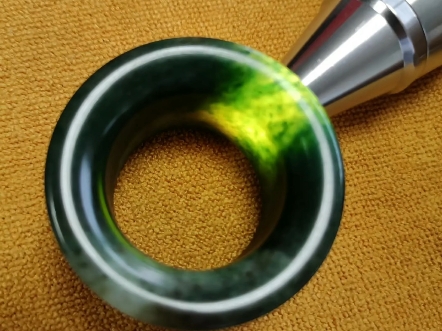 这就是独山玉的神奇之处-于亮光处看惊艳!