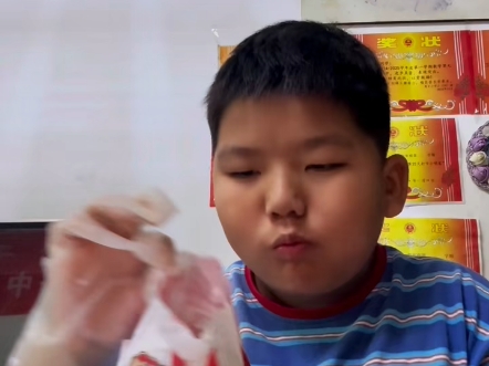 今天在数理编程课得了个奖状我奖励他一个炸鸡