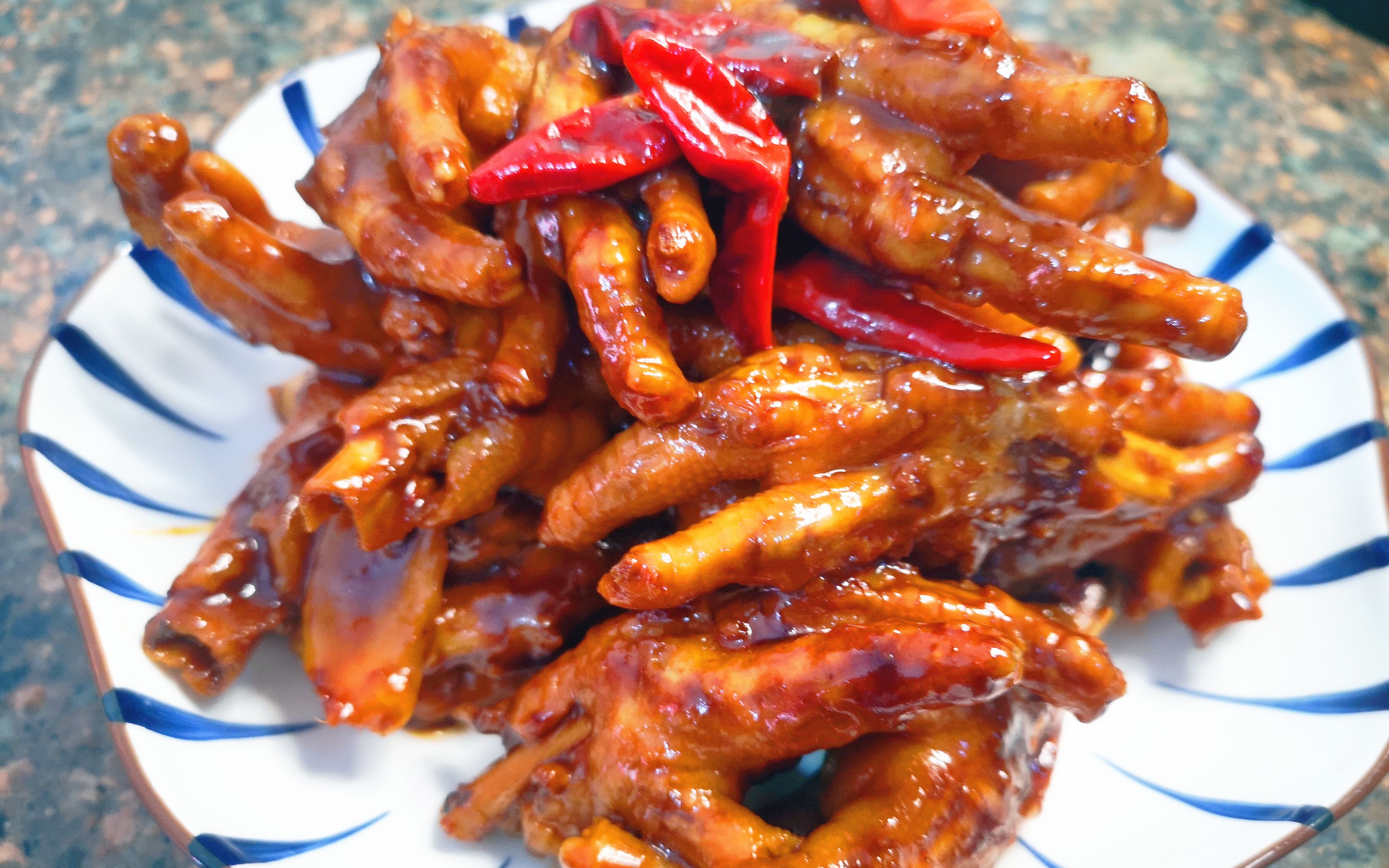 卤鸡爪最好吃的做法,香气四溢,看着就能流口水,卤两斤不够吃