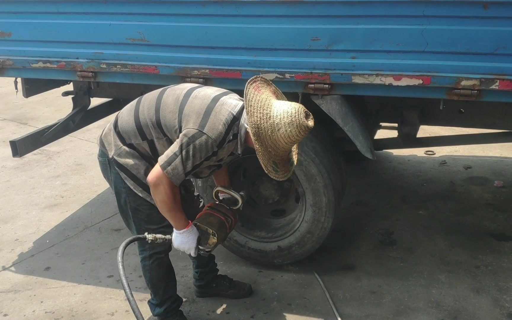 货车司机来换轮胎,汽修师傅:风炮一响黄金万两!