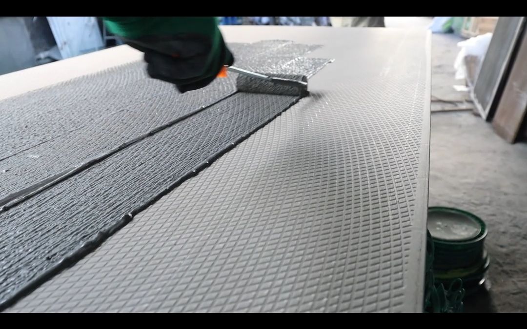 亿固大板356柔性背胶施工展示,瓷砖胶十大品牌,加盟首选