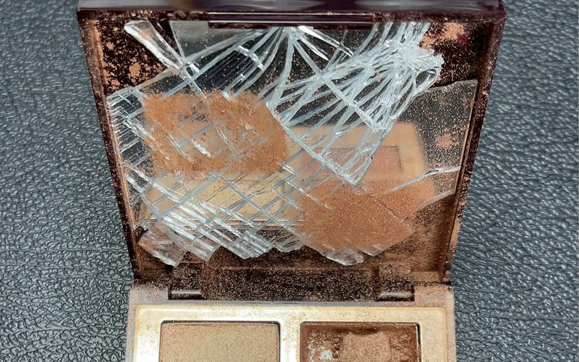 眼影盘摔成渣渣了怎么办?