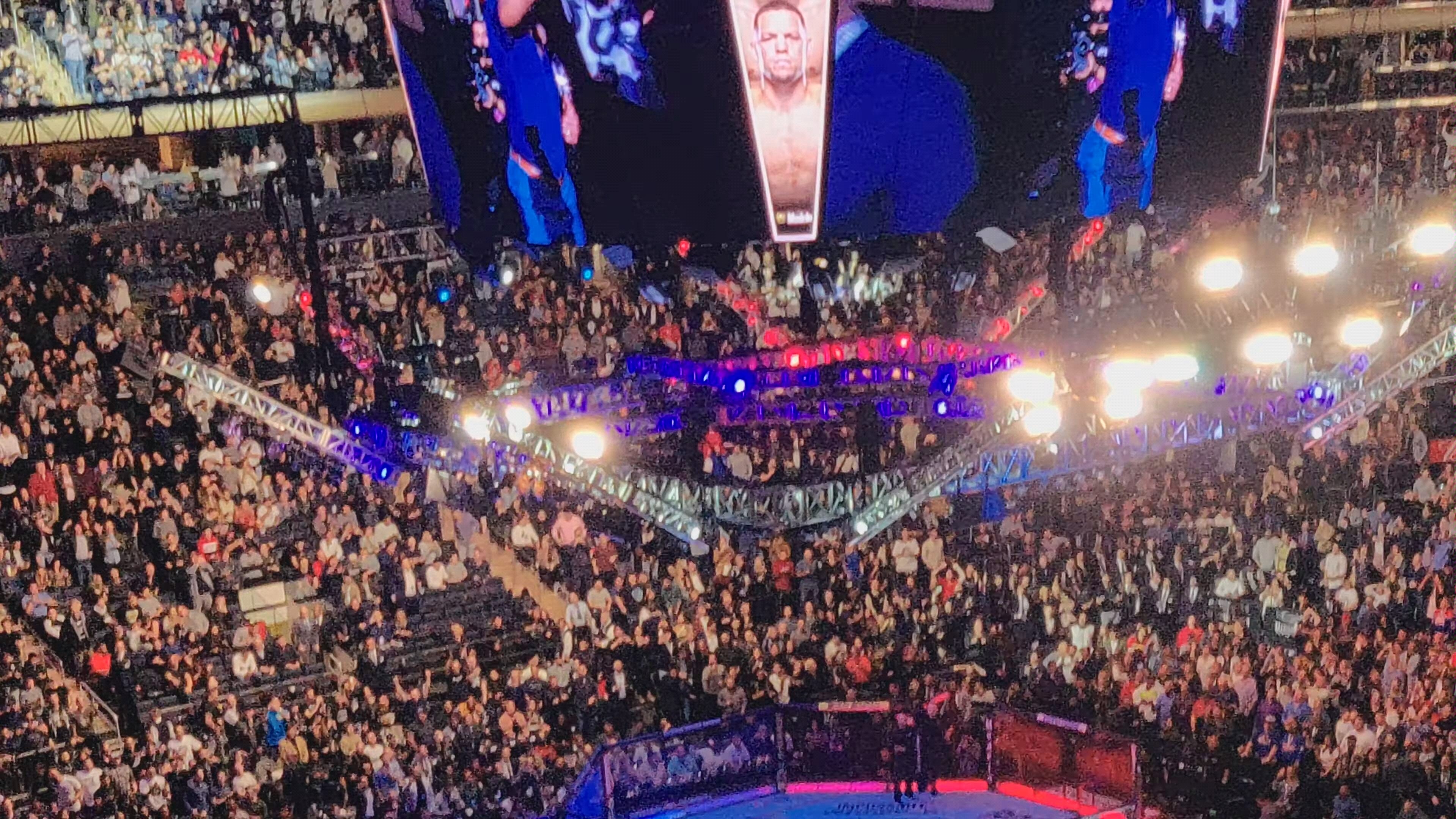 ufc244现场拍摄the rock出场(观众席上方)