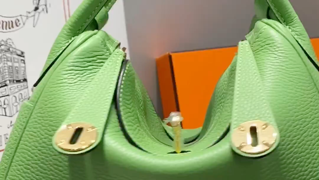 hermes lindy牛油果绿色琳迪包,选一种姿态,自由随性!