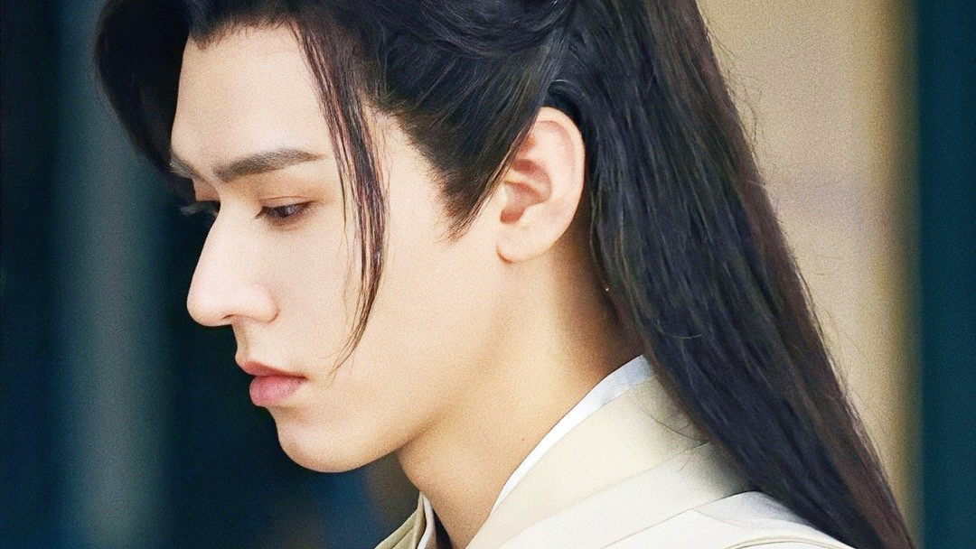 龚俊低着头垂着眼这个侧颜太过于优秀了!