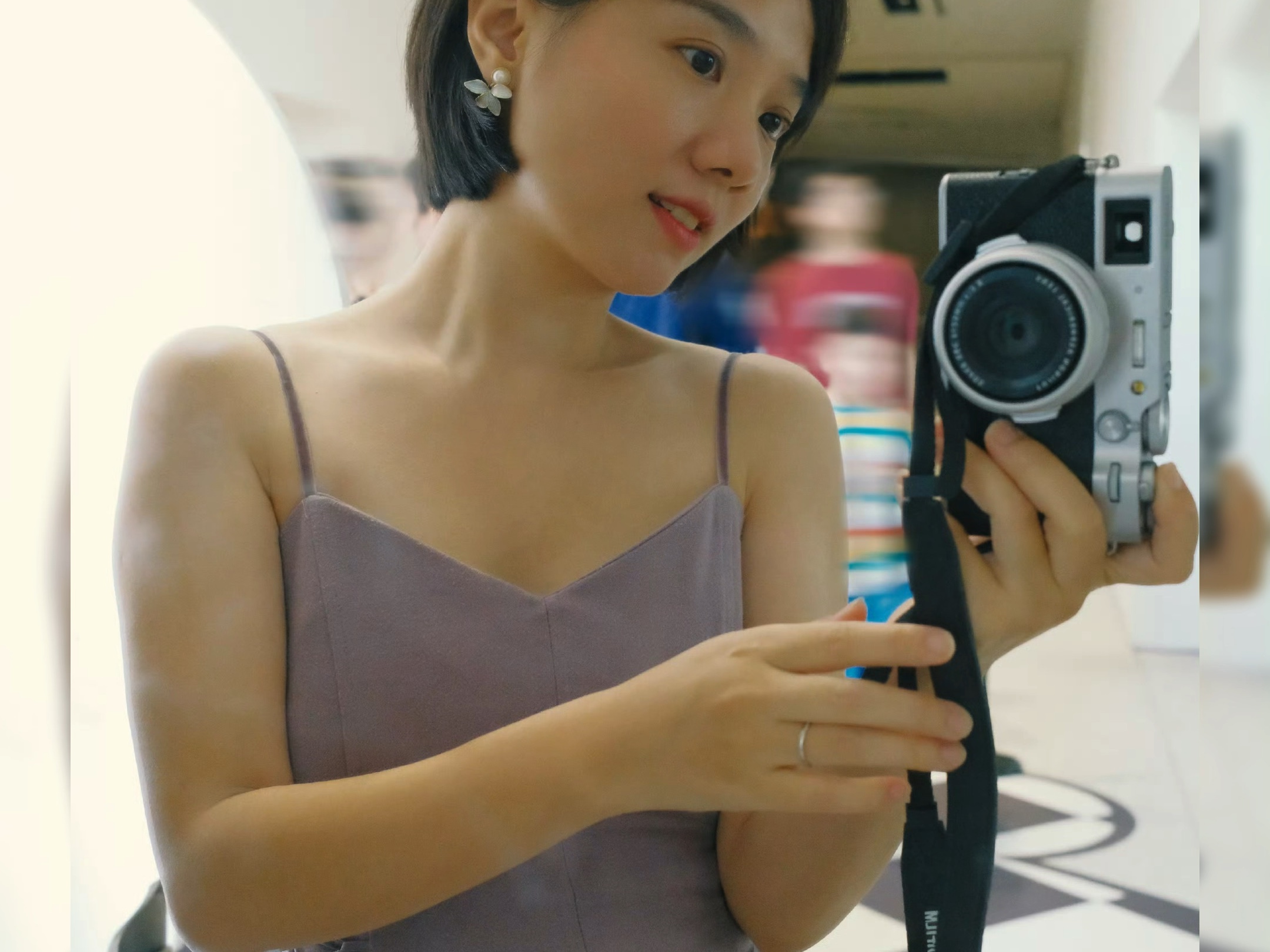 紫衣短发女孩拍照留念,笑容灿烂如花!