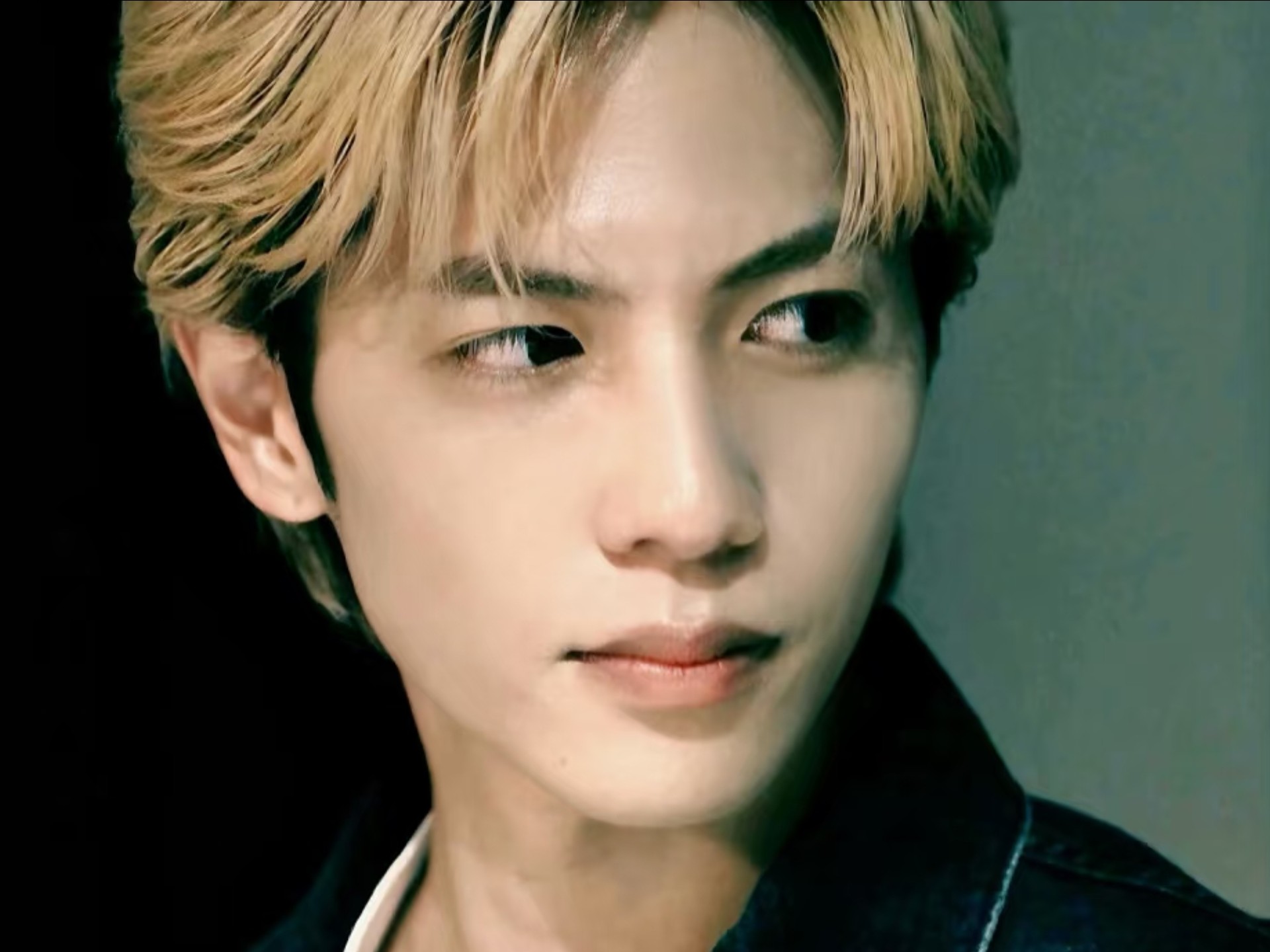 《恋爱是黑暗》里缓缓走近售卖机这段真的帅到我了!