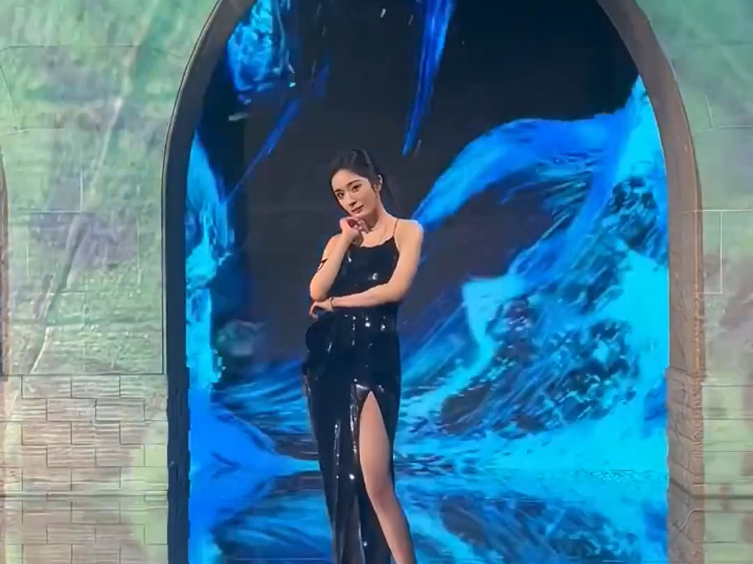 杨幂反光地板走光了吗