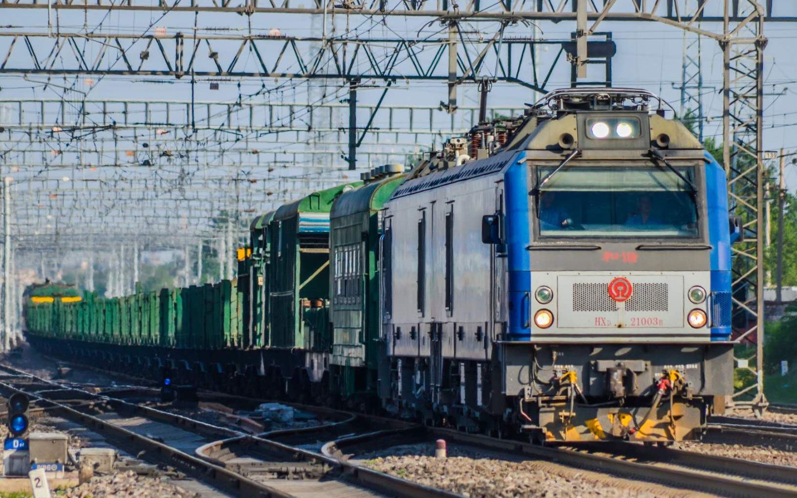 hxd2-1003开57301次牵引呼局长钢轨列车通过石景山南站