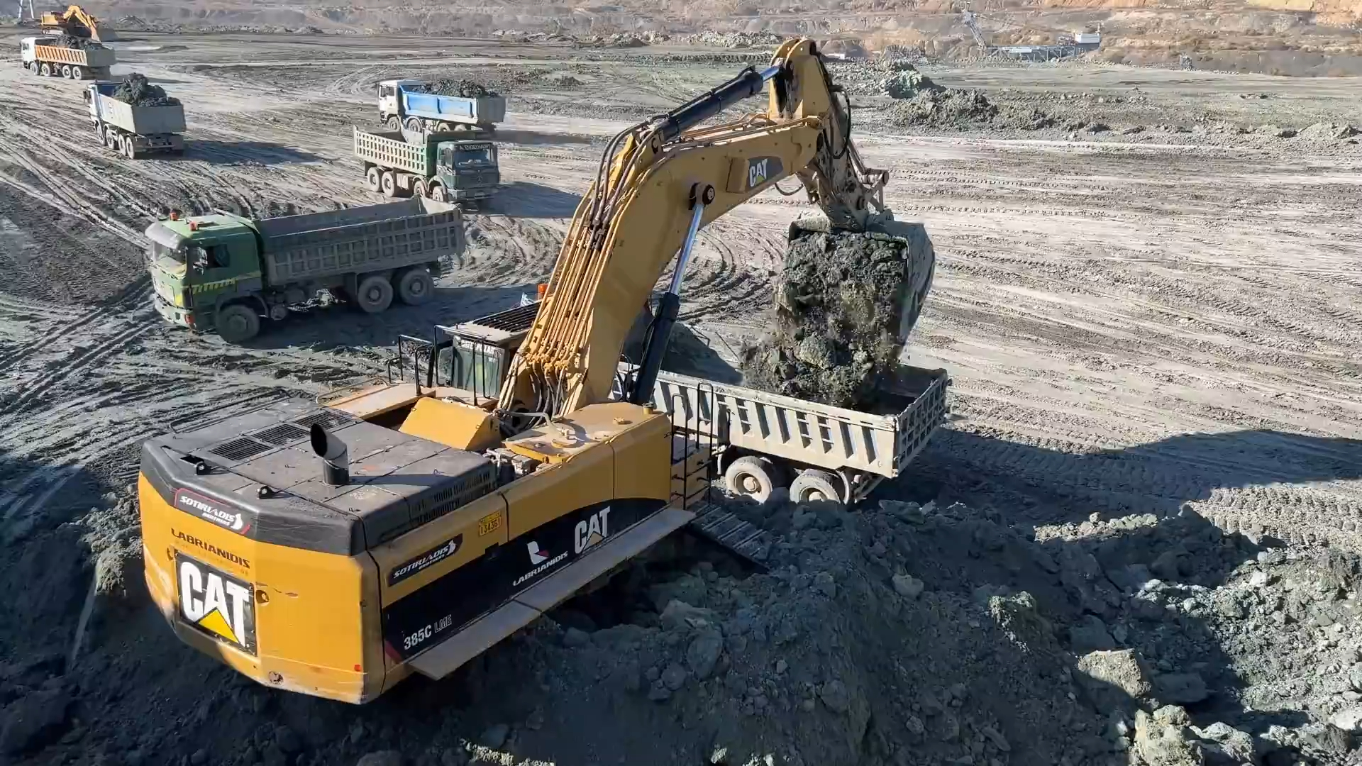 卡特彼勒385c挖掘机装载梅赛德斯和man卡车-sotiriadis labrianid