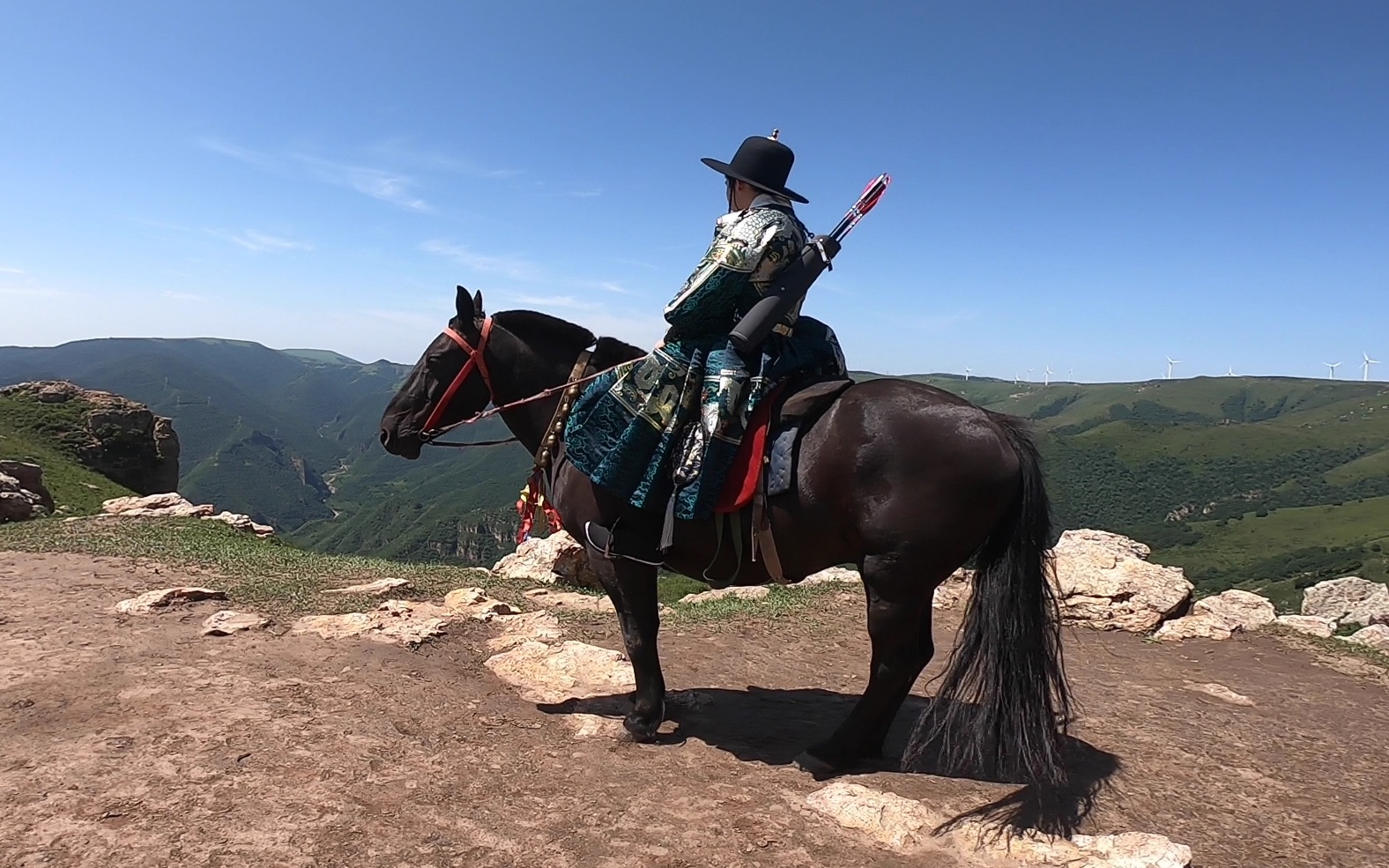穿上汉服去草原骑马