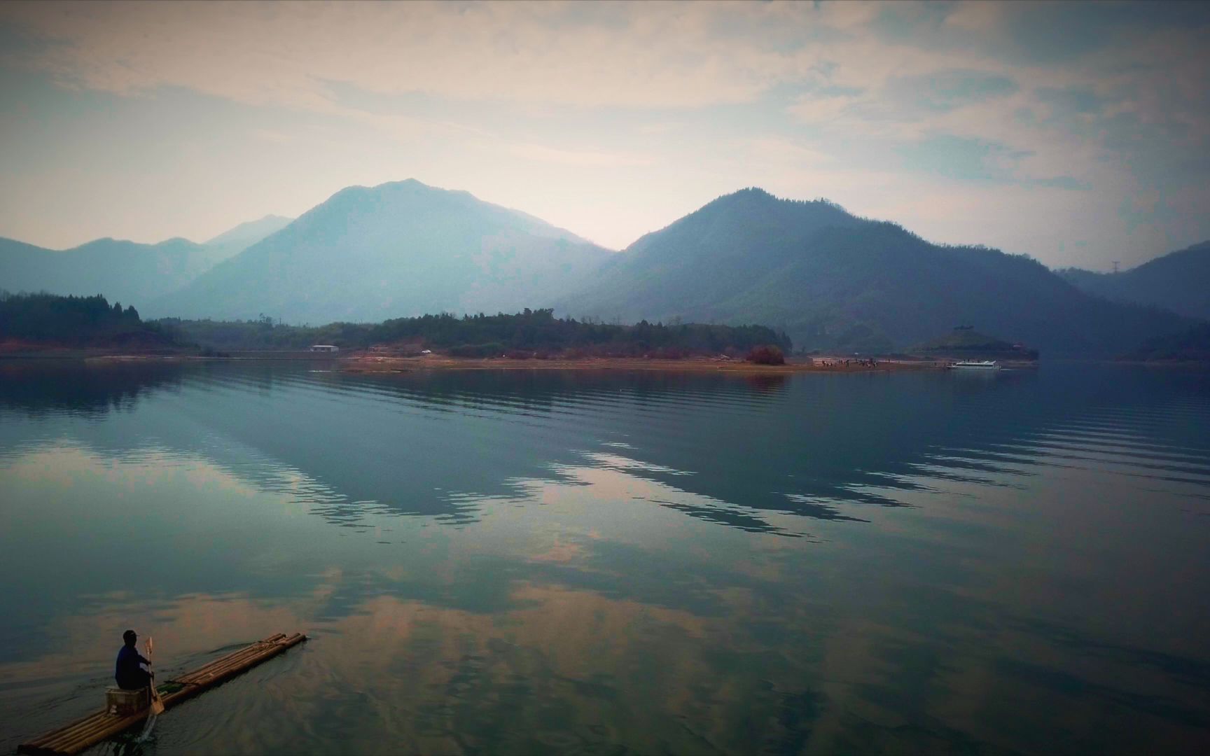 冬天的太平湖十分幽静,它就像一面明亮的镜子,倒映着大自然那优美的