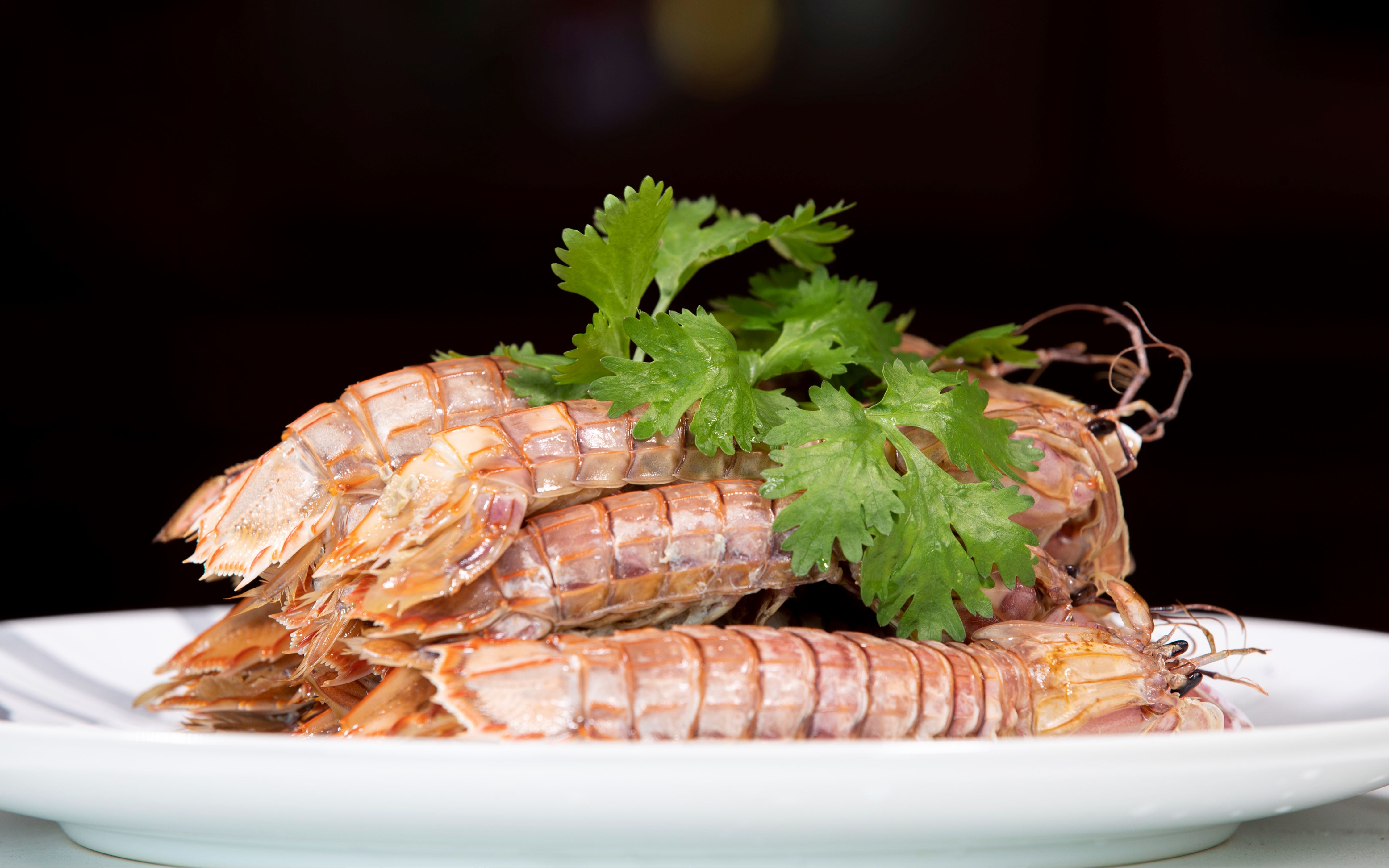 砂锅焖虾姑不加水做出的虾爬子鲜香够味,孩子最喜欢也是下酒好菜