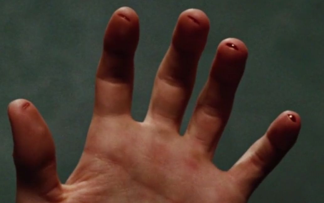 小伙背脊发凉手指出现5道血口原来他已经不是人了