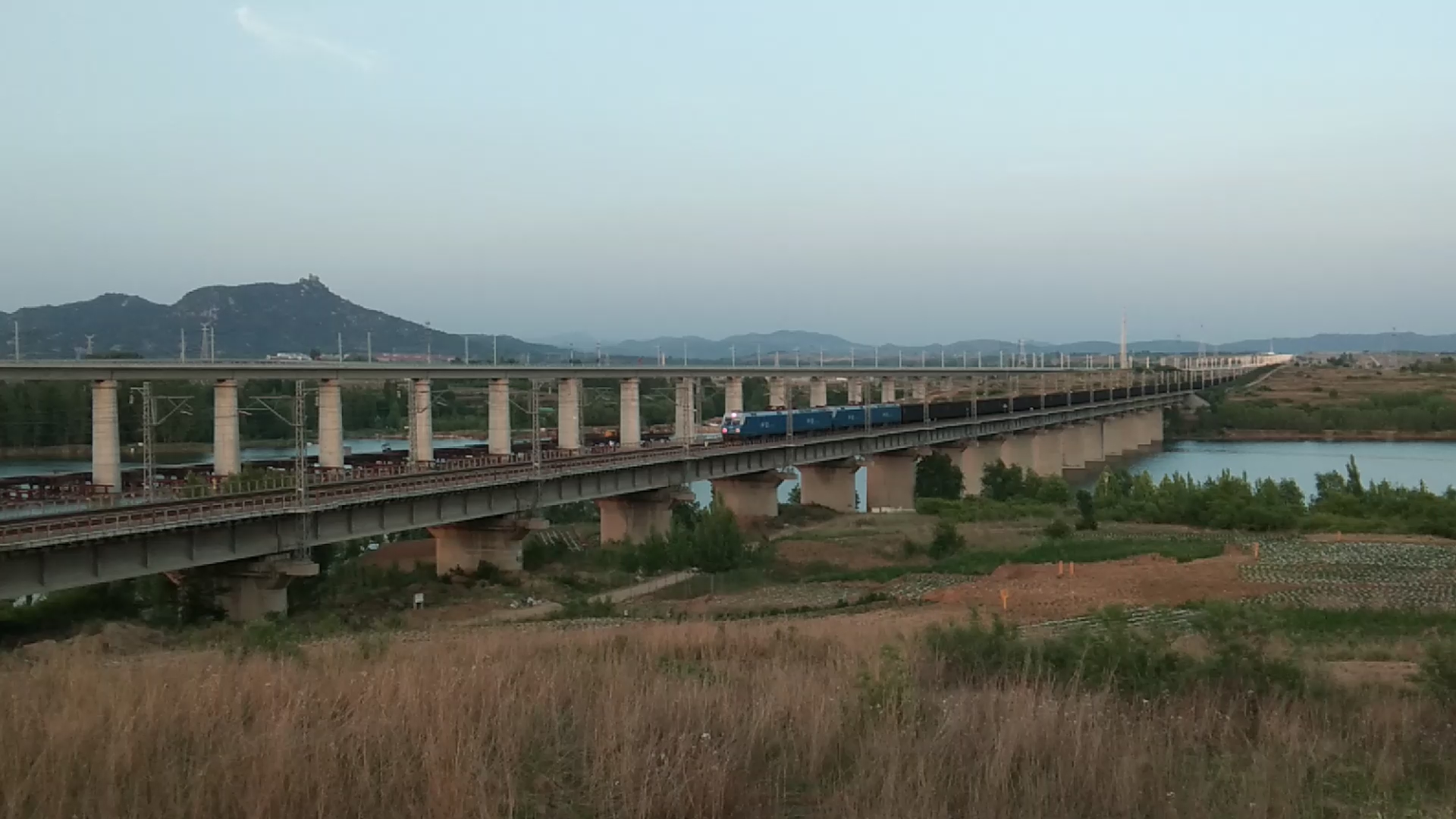 火车视频 瓦日铁路济南段通过货列