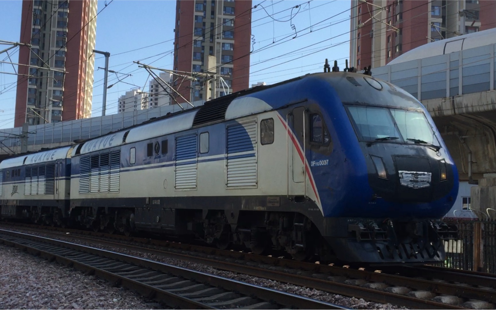 df11-0037/0038(ac380v),京局京段,牵引z205次列车准备进入天津站