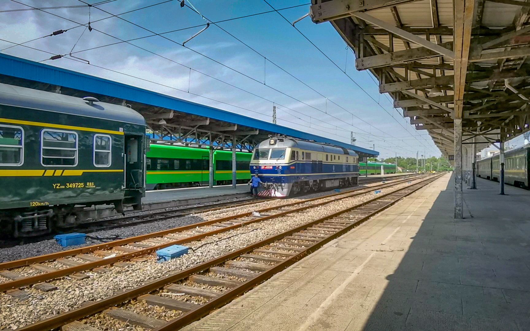 上局宁东段df11内燃机车0338号机连挂南京西南京东8481次通勤列车