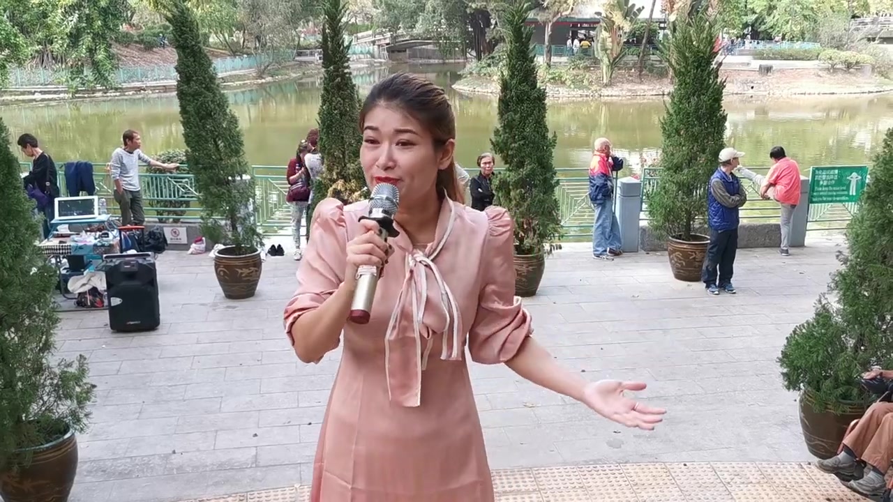 [图]街头歌手婷婷翻唱怀旧歌曲《故乡的雨》歌声甜美好听，不输原唱