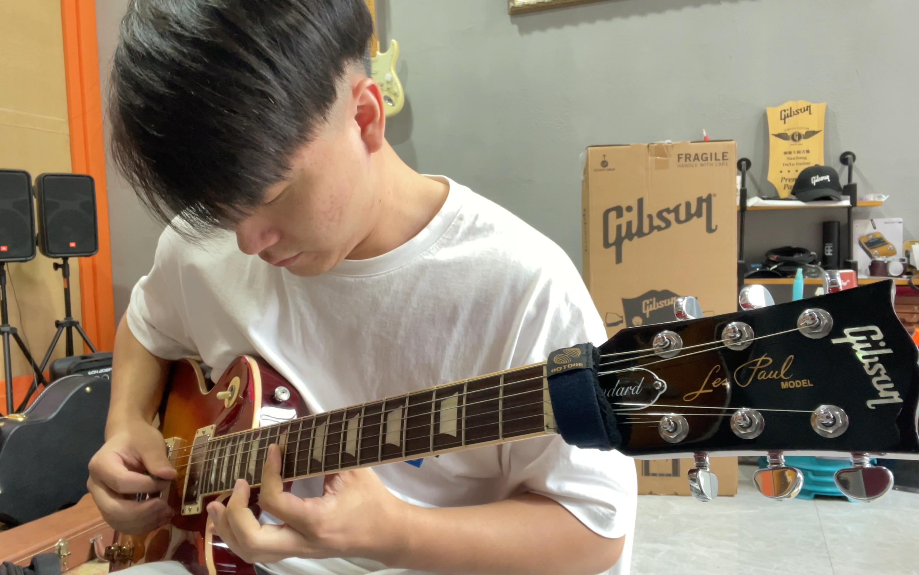 试问:视频中出现了几个“Gibson”logo?哔哩哔哩bilibili