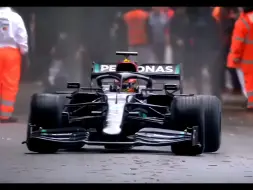 Télécharger la video: 【f1赛车】“感受一下古德伍德速度节黑剑的压迫感”