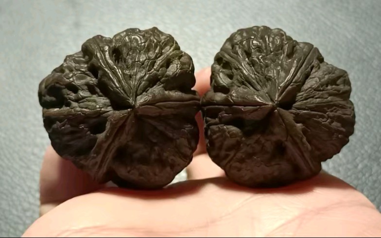 文玩核桃 38mm,丸子三棱,天然地闷,正奔品相,平底坐的稳_哔哩哔哩