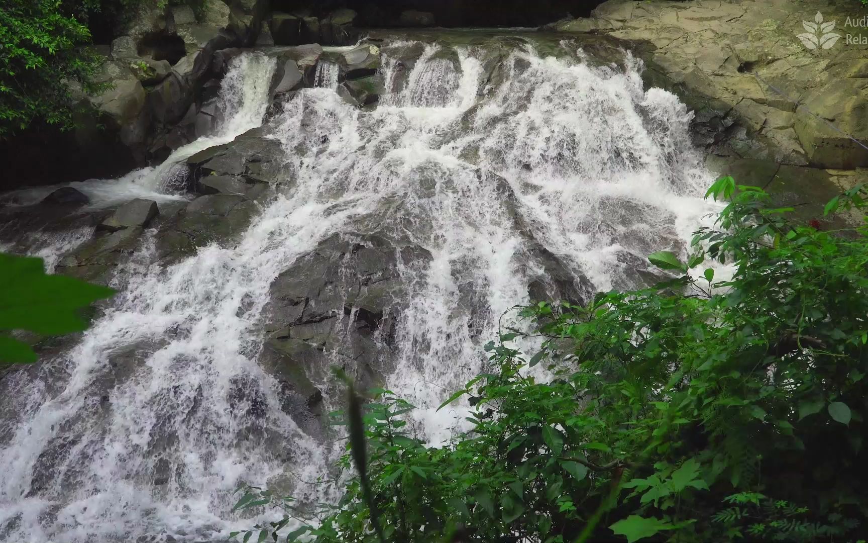 山上的瀑布令人惊叹. 用于睡眠和冥想的自然背景声音. 瀑布声.哔哩哔哩bilibili