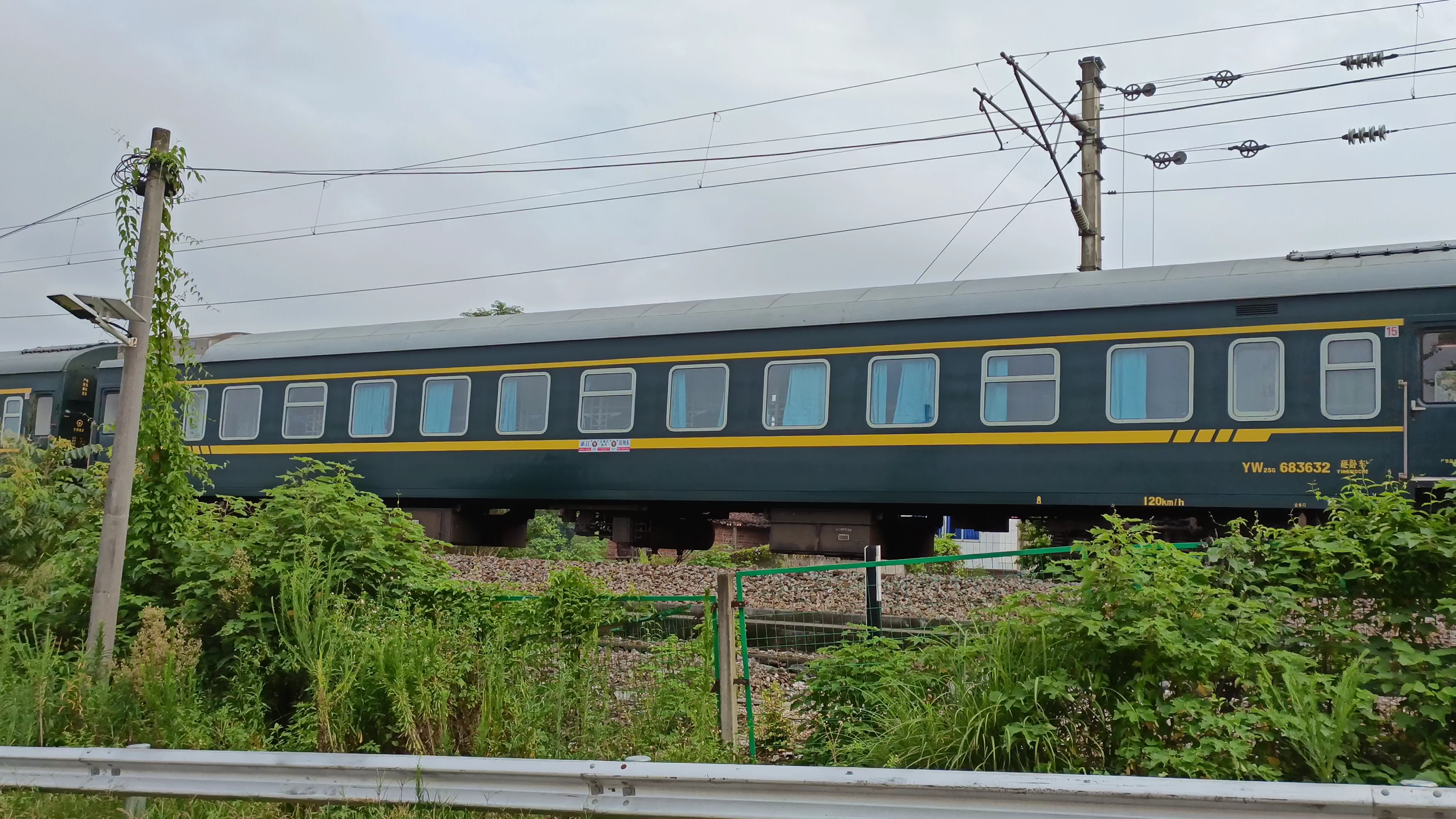 中国铁路宁局邕段hxd3c0883牵引5539次出宜州站