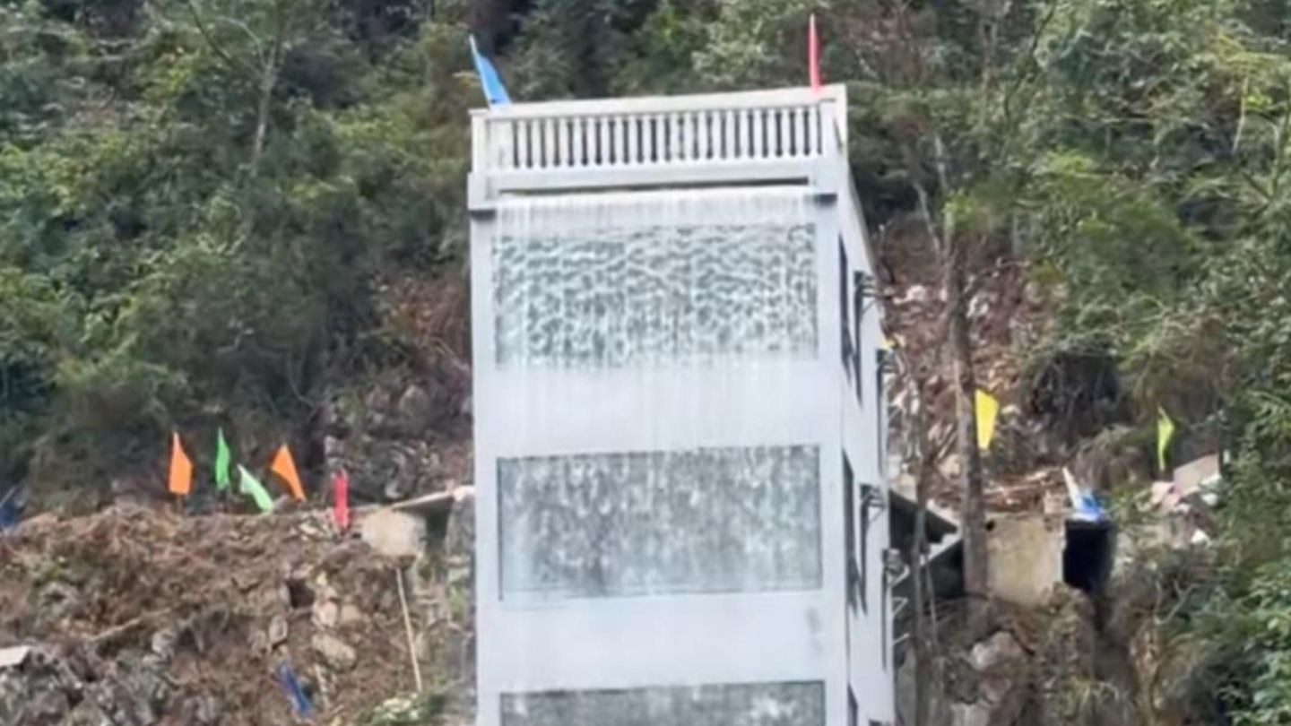 广西靖西一村民自筹自建“瀑布楼”，水流从5楼直接往下淌，目前建筑尚未完成全部装修，当地村干部：由村民自发建设目前免费开放