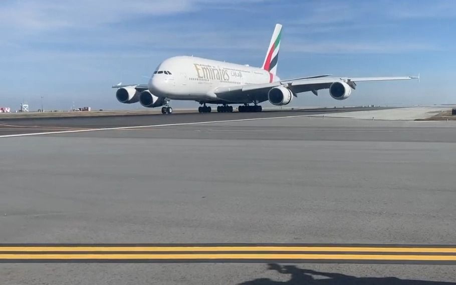 近距离实拍,阿联酋航空a380,降落旧金山国际机场