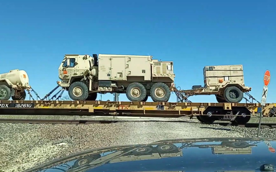 美国铁路视频搬运~bnsf牵引的水表货列~各种美军的军用载具哟~铁道