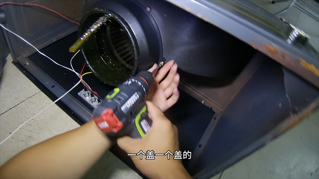 租别墅一个月1万,对比不贵,我来修油烟机的