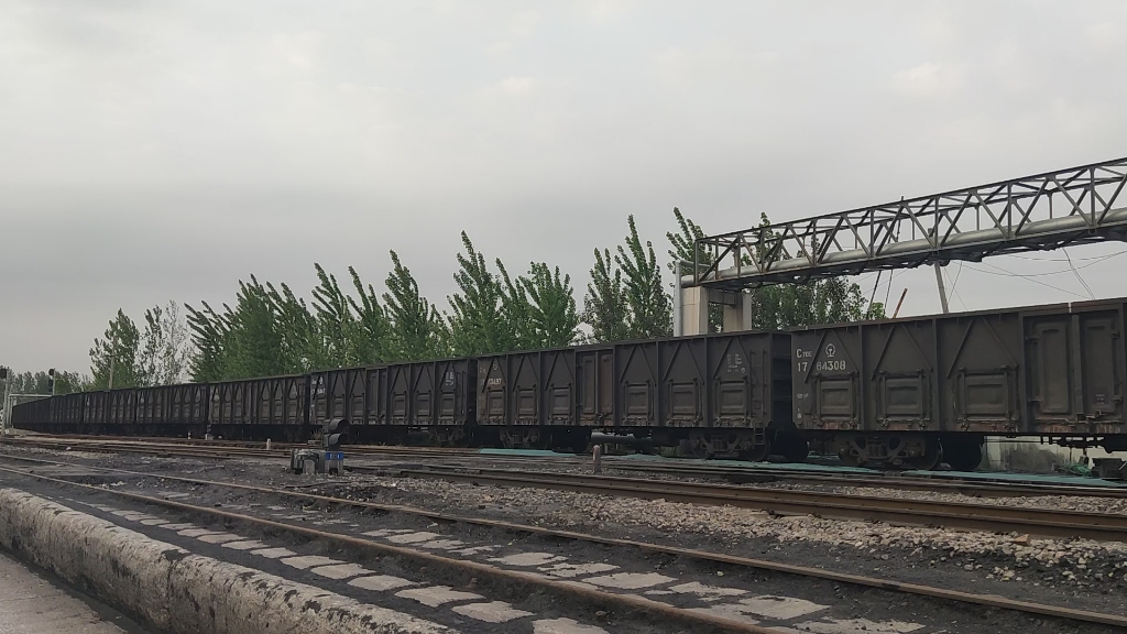 徐沛线df120080牵引敞车大列通过沛屯北联络线即将驶入选煤厂专用线