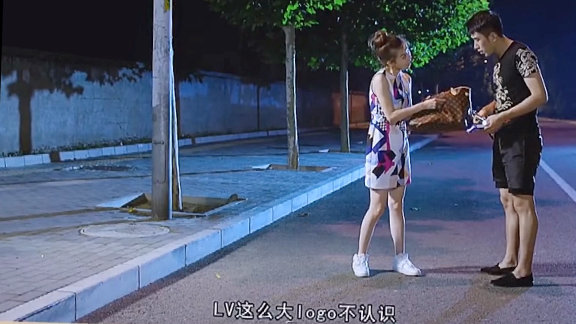 82岁奶奶打抢劫者=美男子打劫82岁老人