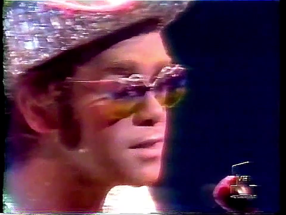 [图]【翻唱经典】Elton John - Lucy in the Sky with Diamonds (Live on The Cher Show 1975)