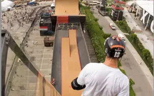 Télécharger la video: 滑 Mega Ramp 中途交换滑板是什么体验？